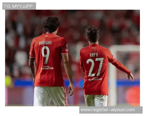 友谊赛曼联小胜本菲卡红牌事件引发全场热议与争议