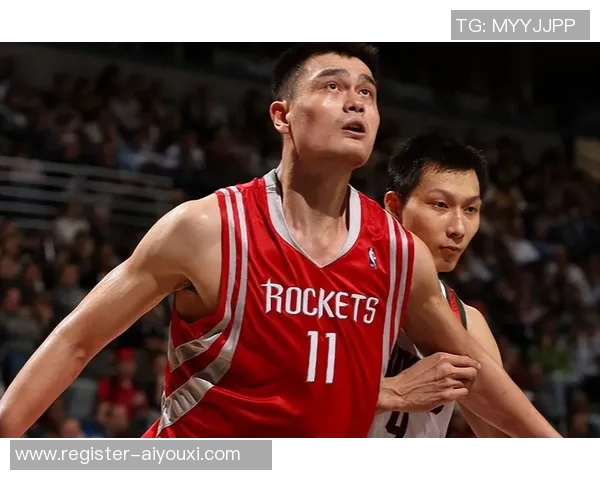 姚明在赛场上拼搏不息展现不屈精神与篮球热爱