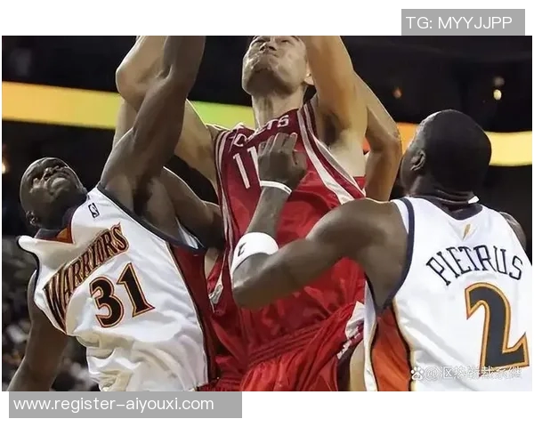 姚明罚球时的握手瞬间展现体育精神与友谊的完美结合